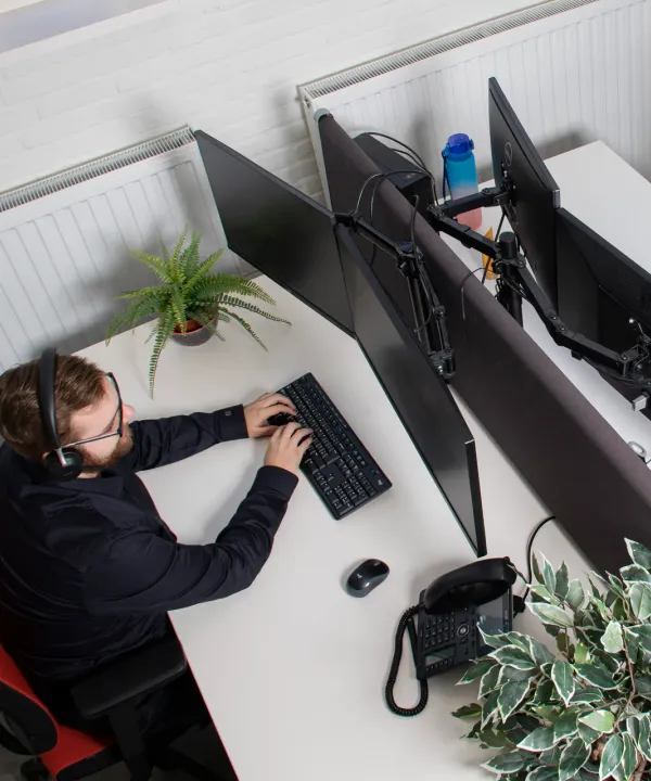 Medewerkers van Cura ICT aan het werk