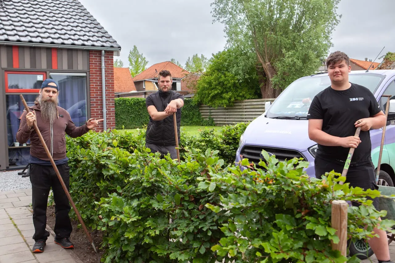 Medewerkers en cliënten van Zorggroep De Stellingwerven aan het werk in de tuin