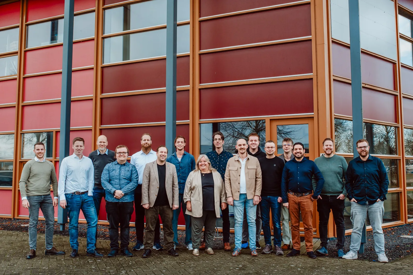 Het voltallige team van Cura ICT voor het kantoor aan de Chroomweg in Wolvega